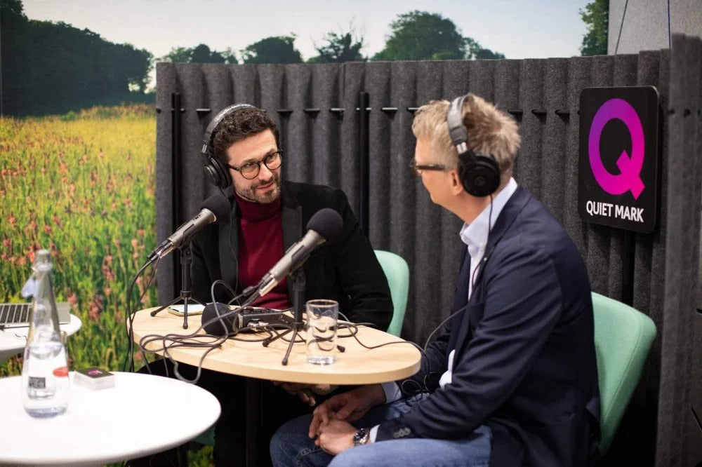 Échange entre deux intervenants lors de l'enregistrement du Quiet Mark Podcast