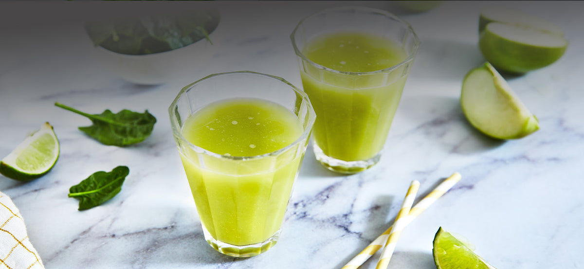 Verres de jus vert pur et clair extrait à froid à partir de fruits et légumes