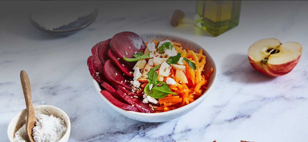 Bol de salade composée de légumes émincés et râpés avec précision