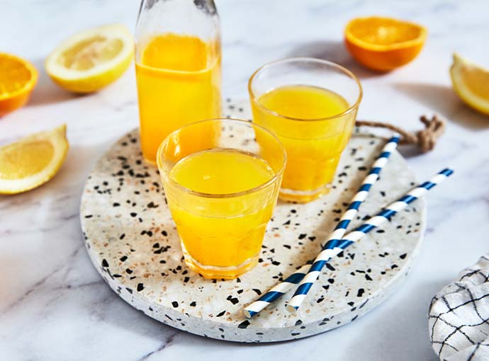 Jus d'agrumes frais préparé avec le Presse-Agrumes du Juice Expert