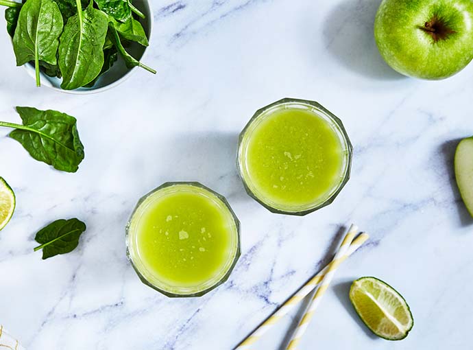 Verres de jus vert extrait à froid avec le Juice Expert