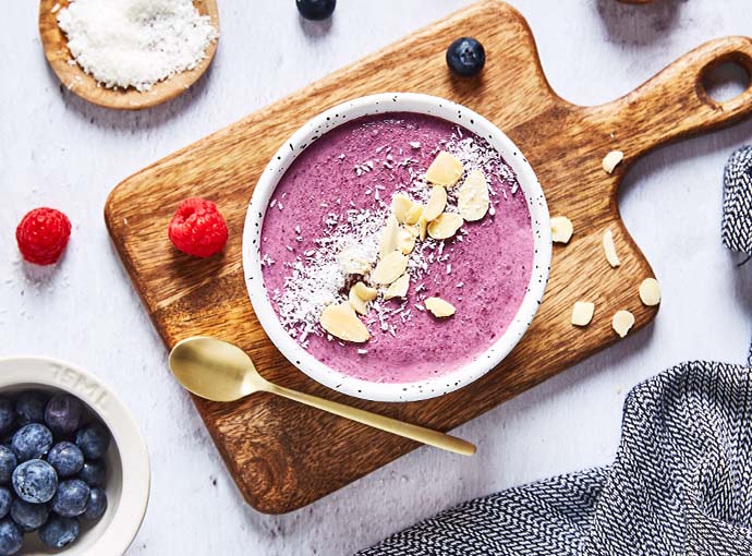 Bol de yaourt aux fruits rouges frais