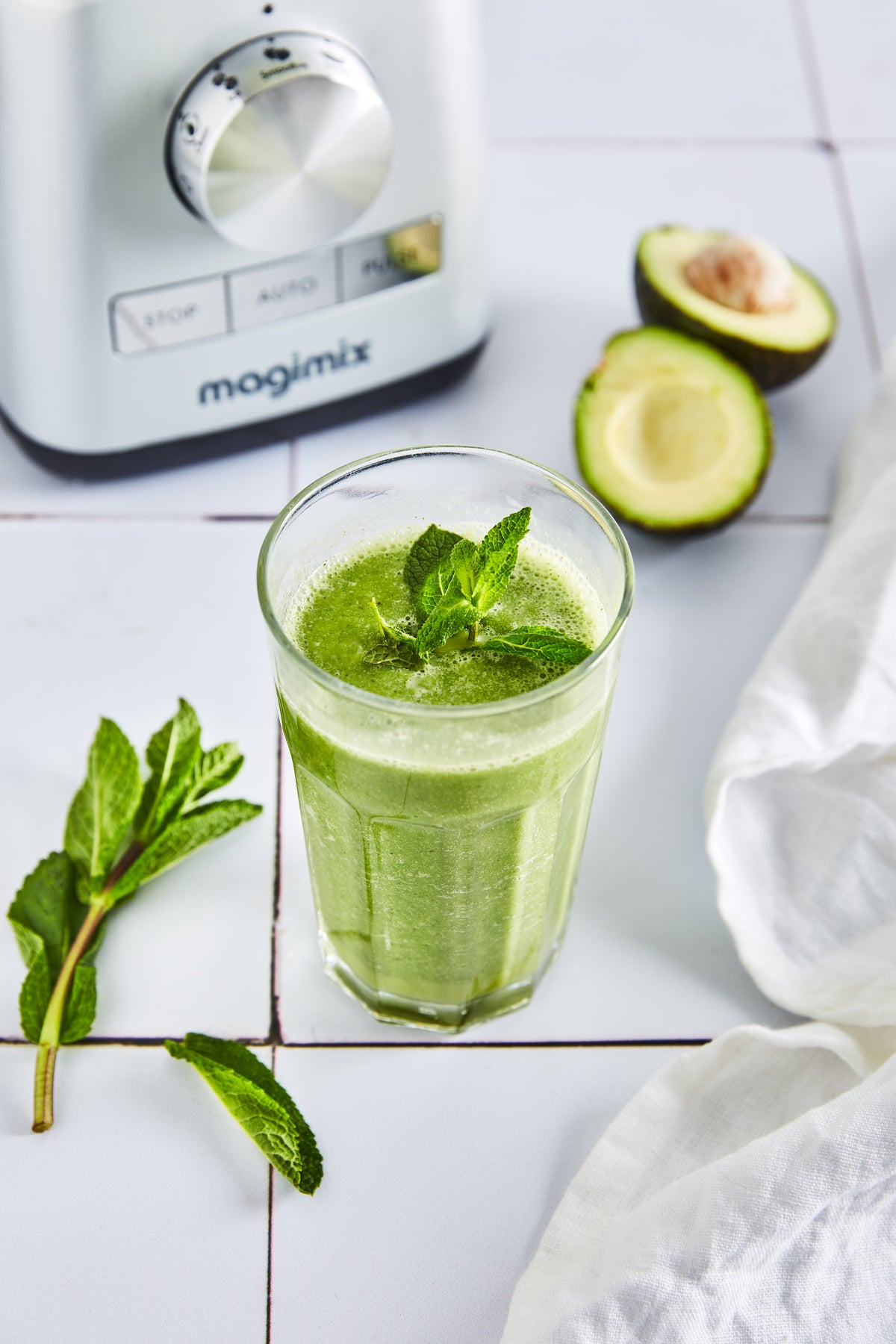 Smoothie avocat, chou kale et menthe