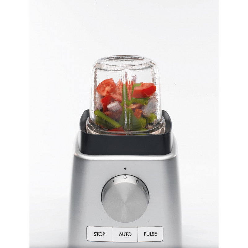 Mixage d’ingrédients dans le Mini Bol installé sur la base du Blender Power