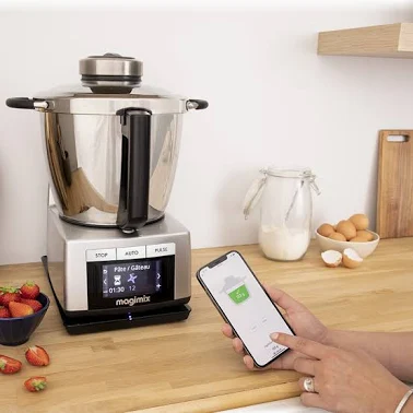 Robot cuiseur Magimix et application mobile sur un smartphone