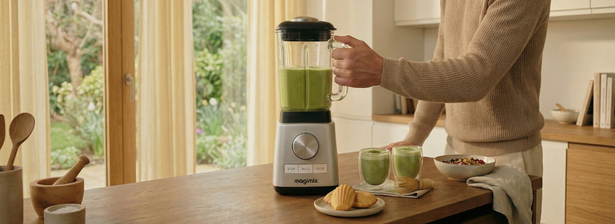 Un homme prépare un matcha latte au blender