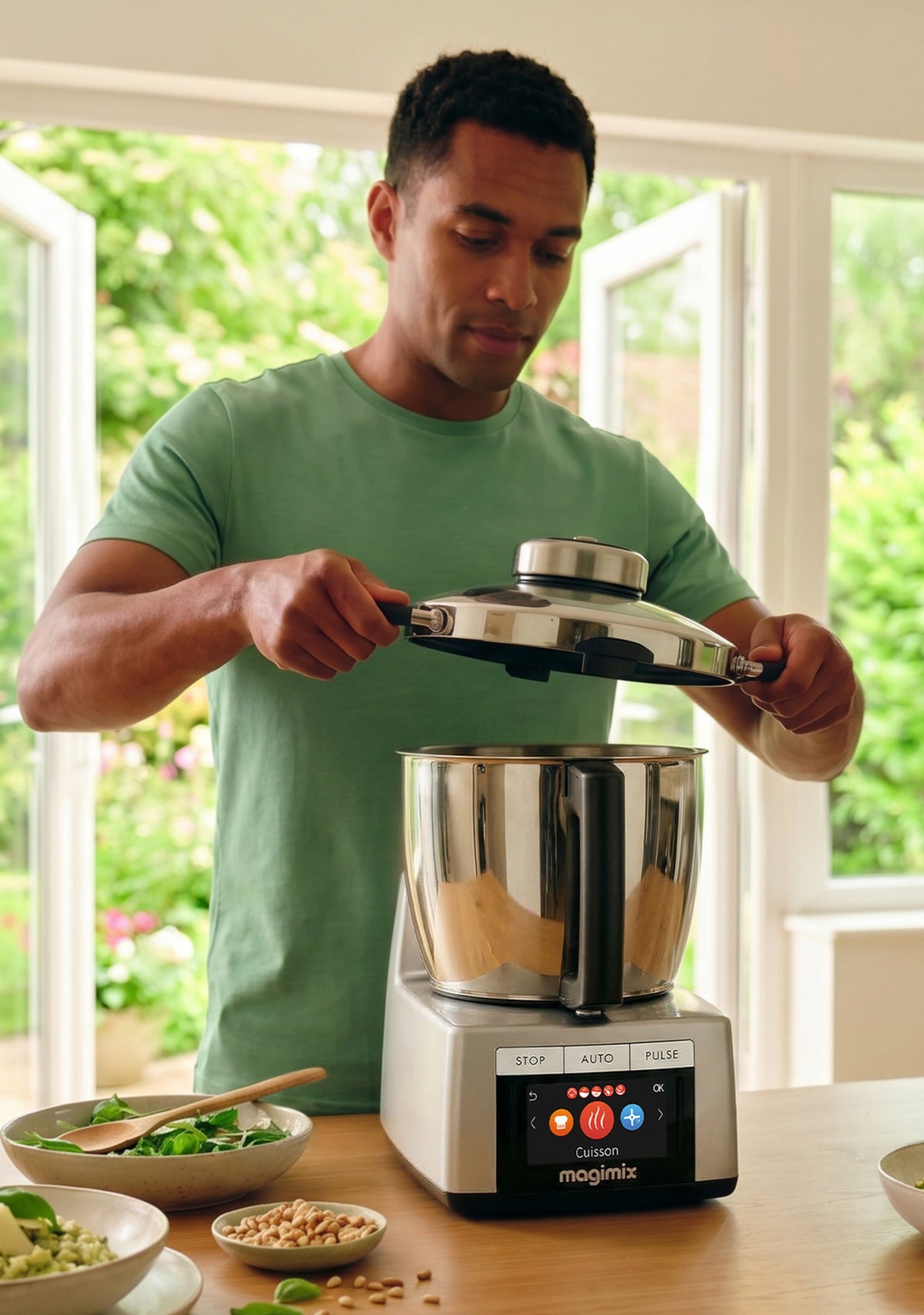 Un homme prépare du pesto avec son robot cuiseur Magimix