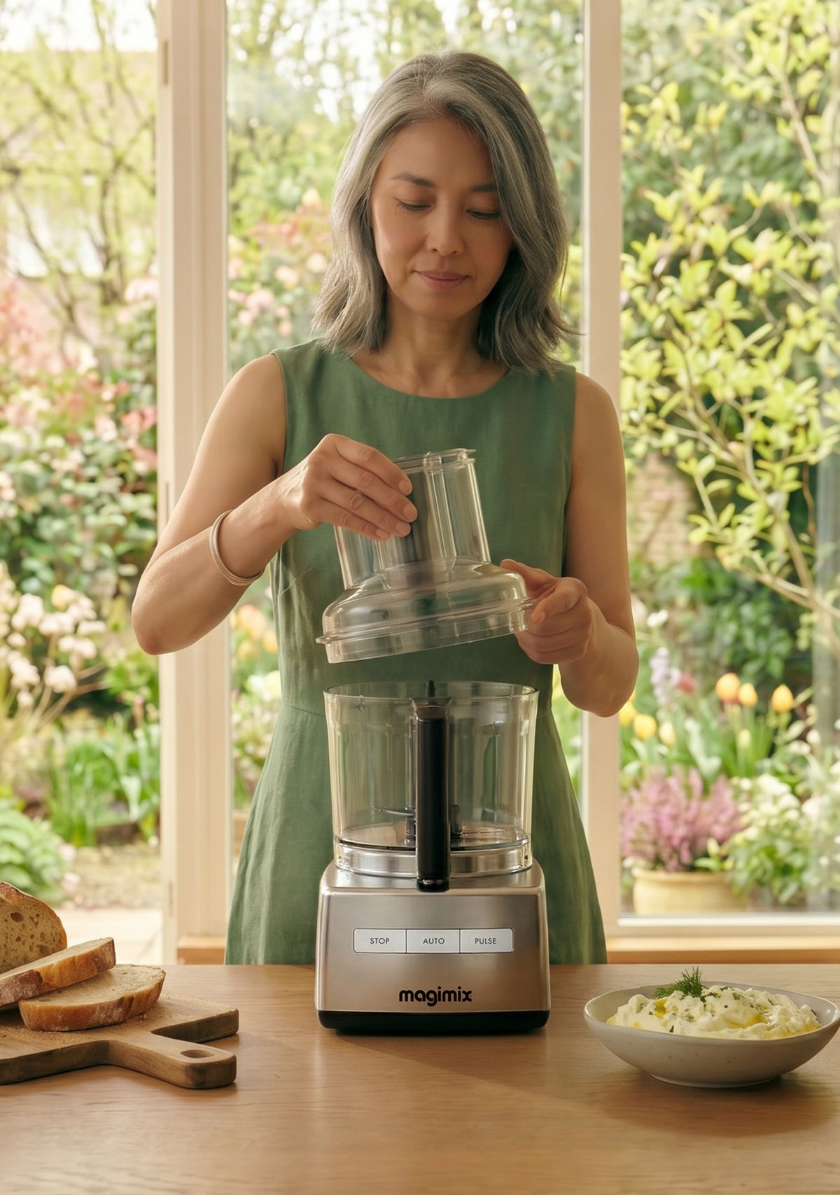 Une femme cuisine avec son robot multifonction Magimix