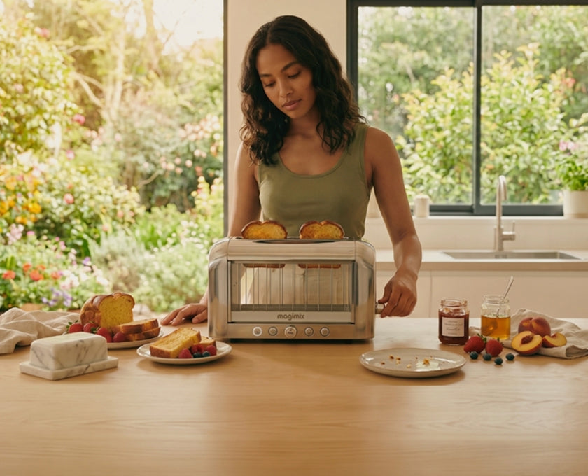 Une fille prépare son petit-déjeuner avec son Toaster Vision