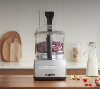 Robot multifonction Magimix contenant une boule de pâte à pain dans un cadre petit-déjeuner