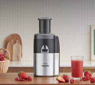 Extracteur de jus Magimix Juice Expert entouré d'ananas et kiwis frais avec un verre de jus
